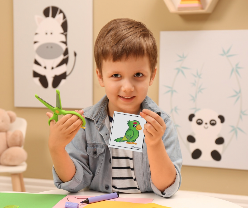 Petit garçon qui découpe des syllabes pour apprendre à lire