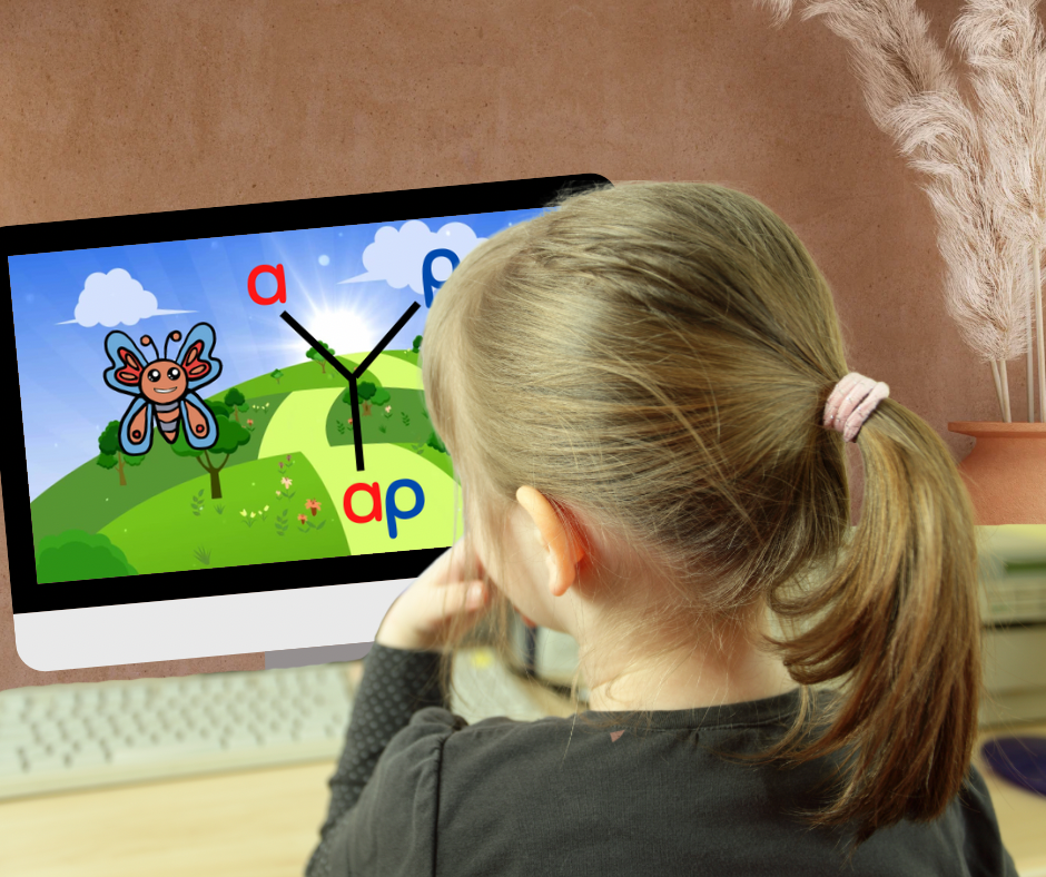 Fillette qui apprend à lire avec une vidéo