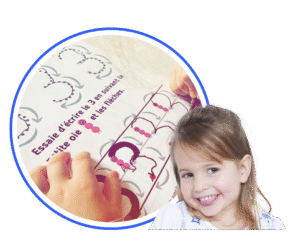 petite fille souriante ravie d'apprendre les chiffres avec une fiche ludique