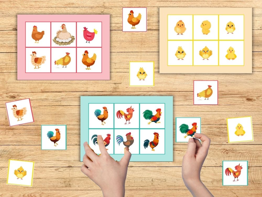 Enfant jouant au loto des poules et poussins, plaçant des jetons illustrés sur des planches de jeu colorées.