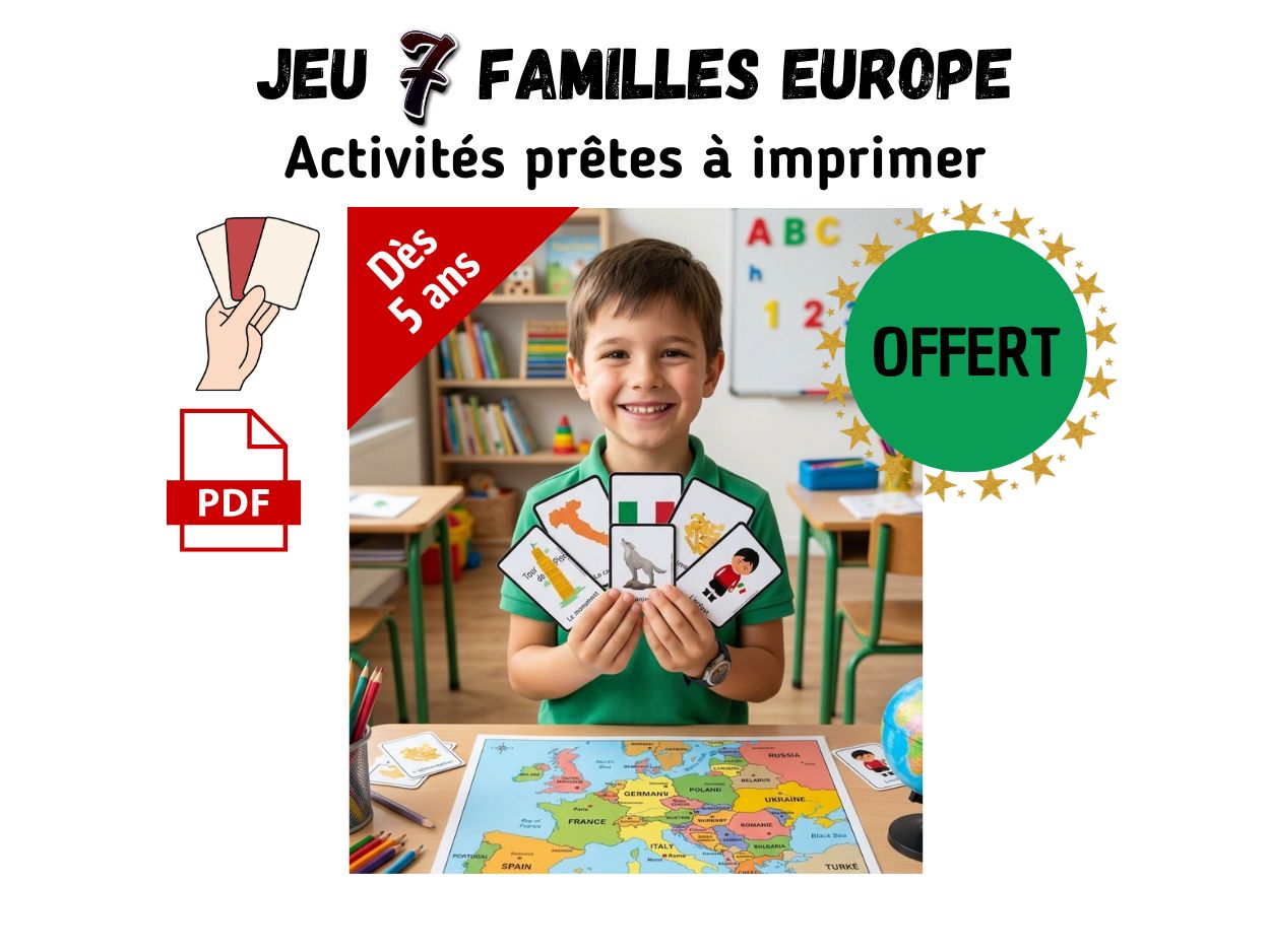 Enfant souriant tenant des cartes de jeu éducatif sur l'Europe avec une carte géographique et un globe sur un bureau d'école.