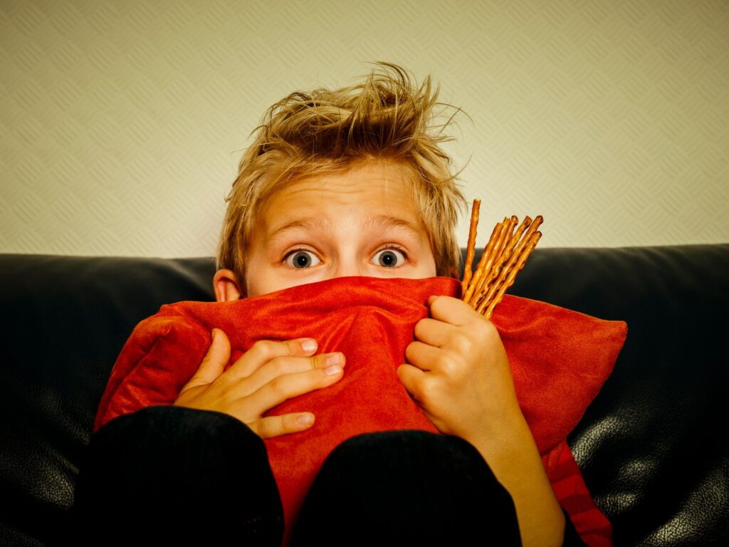 Enfant montrant une expression de peur, émotion fondamentale à reconnaître en maternelle