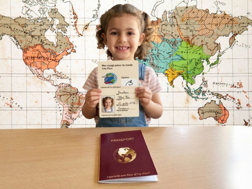 Enfant avec son passeport de voyage devant une carte murale du monde