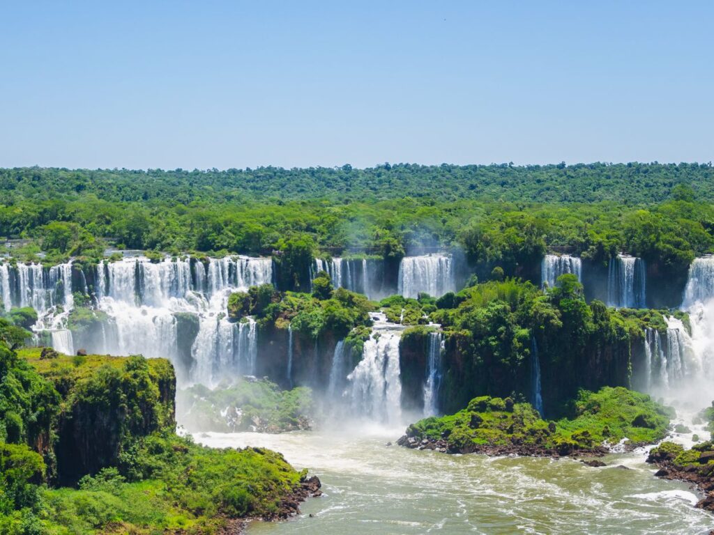 Les impressionnantes chutes d'Iguazu entourées d'une forêt luxuriante.