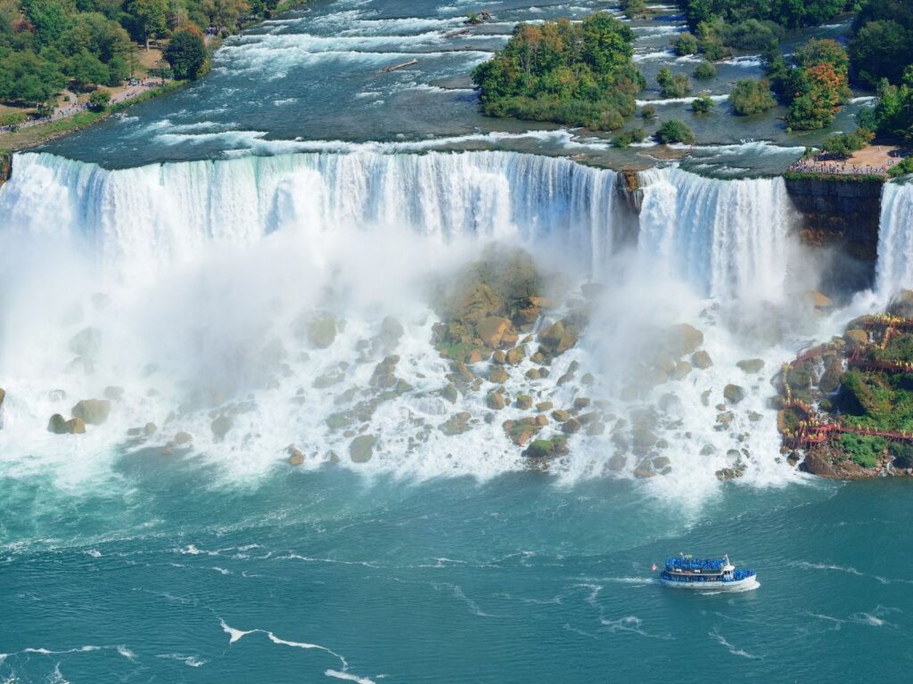 Bateau touristique naviguant au pied des puissantes chutes du Niagara.