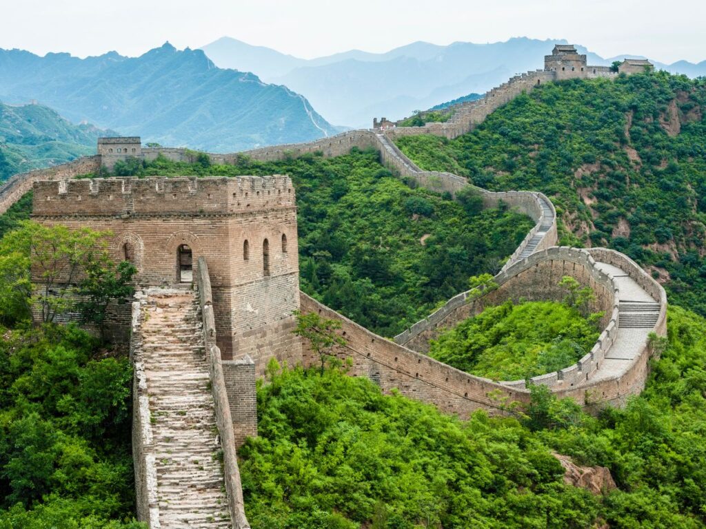 Vue panoramique de la Grande Muraille de Chine sur les montagnes