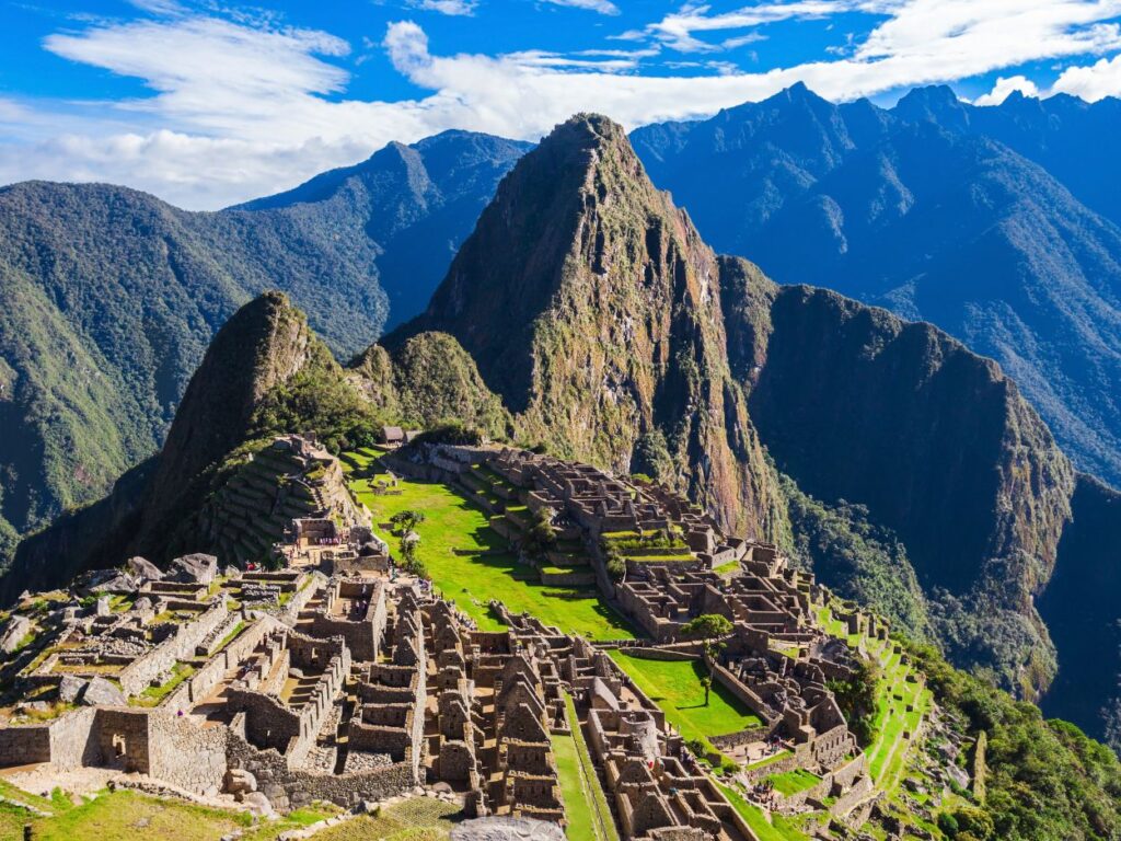 Vue aérienne du site historique du Machu Picchu entouré de montagnes.