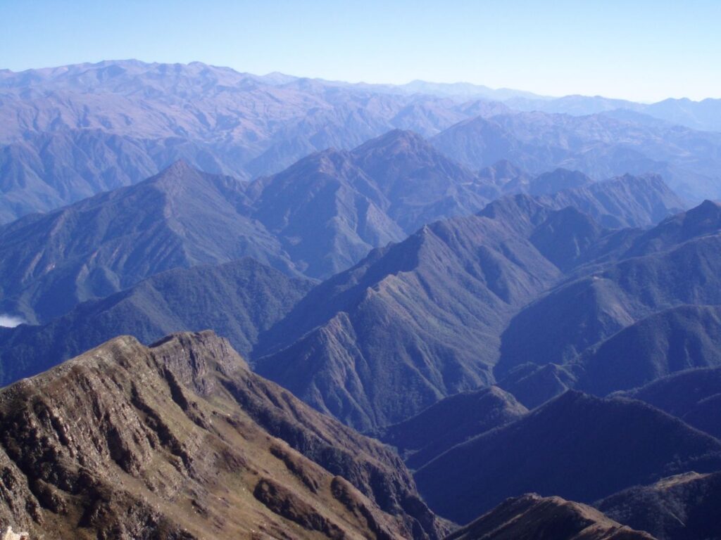 Chaîne de montagnes escarpées et vallées profondes de la cordillère des Andes.