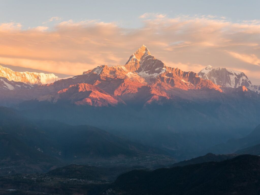 Coucher de soleil sur les sommets enneigés de l'Himalaya