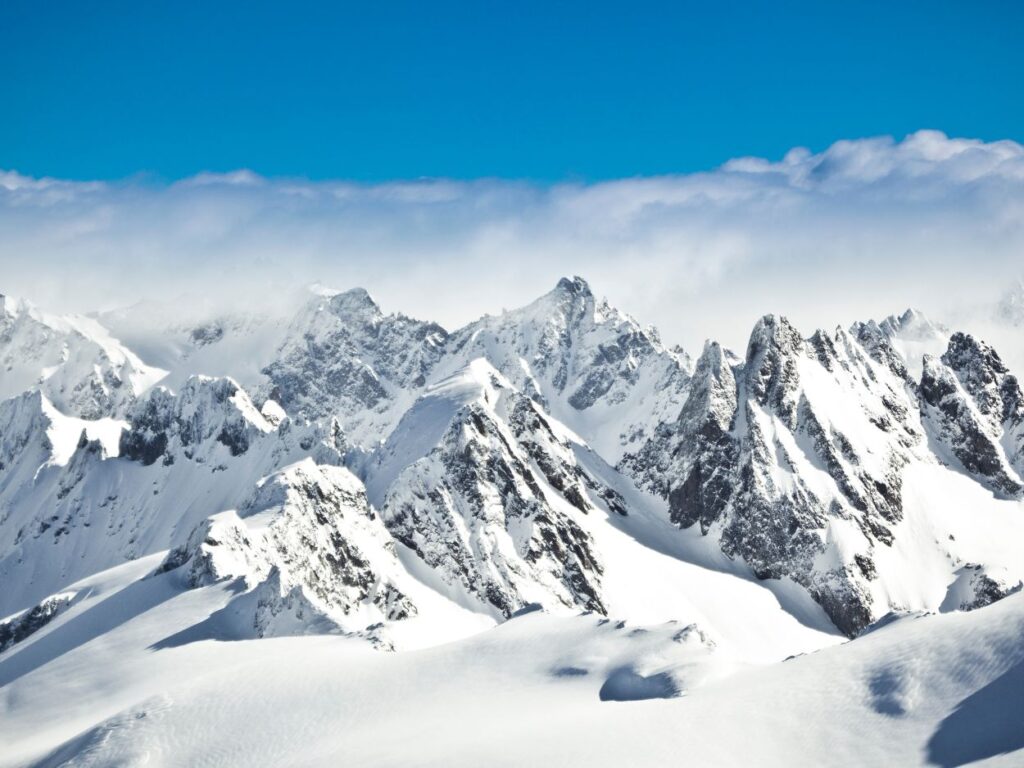 Panorama des sommets enneigés des Alpes