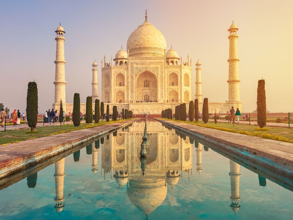 Vue majestueuse du Taj Mahal en Inde avec son bassin