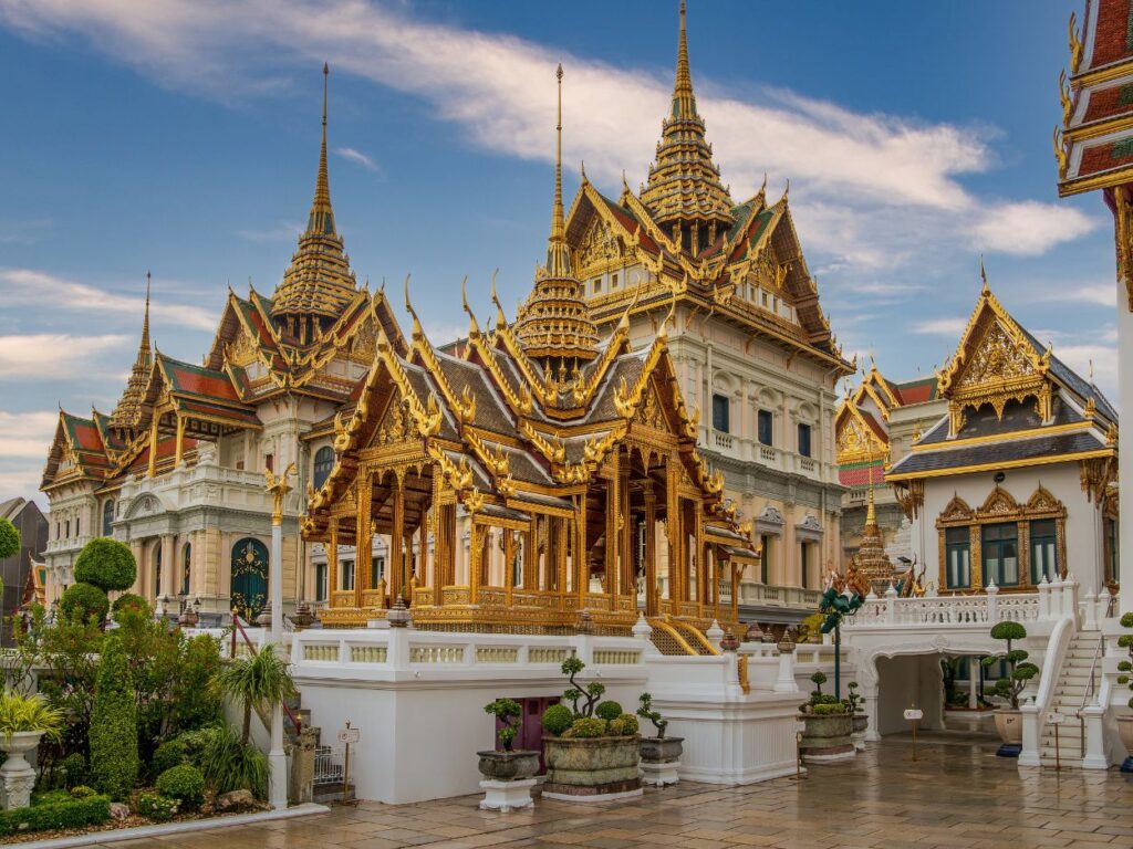 Architecture majestueuse d'un temple doré en Thaïlande