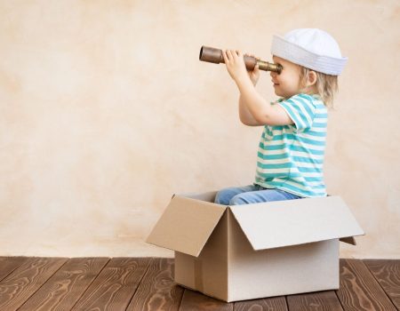 petit garçon heureux d'apprendre en s'amusant