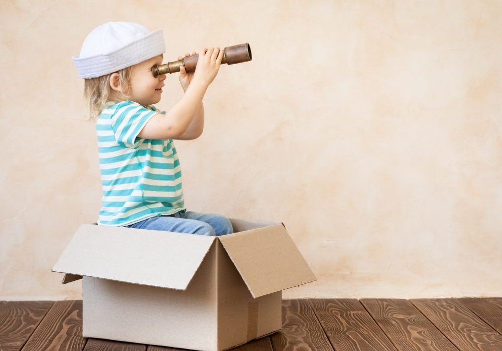 petit garçon heureux d'apprendre en s'amusant